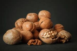 tas de noix déposé sur une table