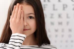 Une jeune fille qui fait un test de vision chez un opthalmologue