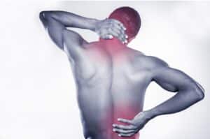 Un homme qui a des douleurs d'articulations au dos et dans le cou