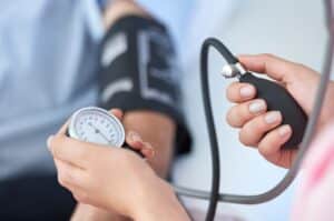 Une prise d'hypertension par un médecin
