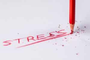 Le mot stressé écrit de façon énergique