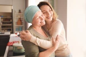 Une mère cancereuse qui est soutenu par sa fille